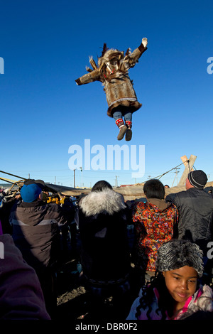 Decke werfen bei Inupiat Nalukataq Walfang Festival, Barrow, Alaska, Eskimos Stockfoto