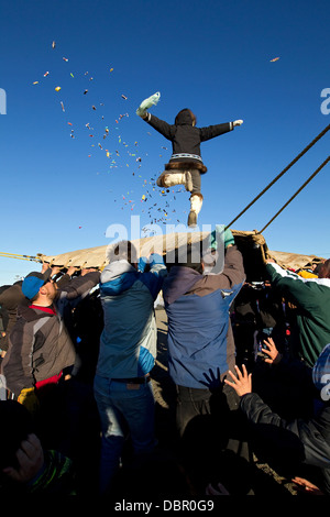 Decke werfen bei Inupiat Nalukataq Walfang Festival, Barrow, Alaska, Eskimos Stockfoto