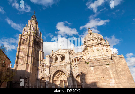 Panoramablick auf die Hauptfassade der Kathedrale von Toledo, Spanien Stockfoto