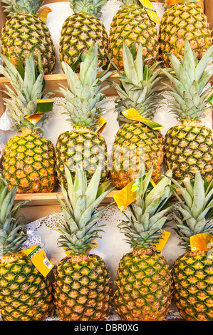 Viele Ananas auf dem Markt Stockfoto