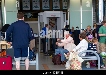 Passagiere durchlaufen TSA, Sicherheitskontrolle Vorführung beim internationalen Flughafen Boston, Boston, Massachusetts Stockfoto