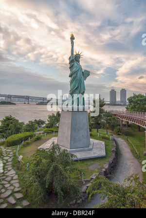 Replik der Statue of Liberty in Odaiba Insel in der Bucht von Tokio Stockfoto