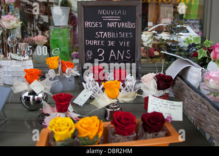 Lange Lebensdauer-Rosen zum Verkauf außerhalb eines Floristen in Tours, Frankreich. Stockfoto