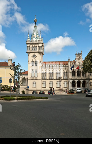 Sehen Sie auf der Câmara Municipal de Sintra, Lissabon, Portugal, mit dem imposanten Turm. Sintra ist ein UNESCO-Weltkulturerbe. Stockfoto