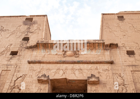 Detail der Fassade des berühmten Tempel von Edfu in Ägypten Stockfoto