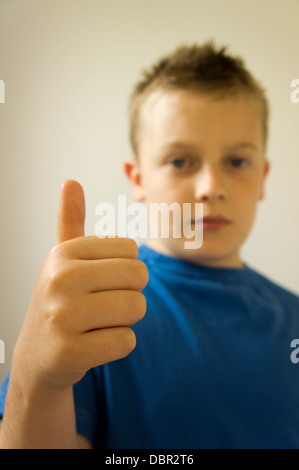 Junge seinen Daumen hochhalten Stockfoto