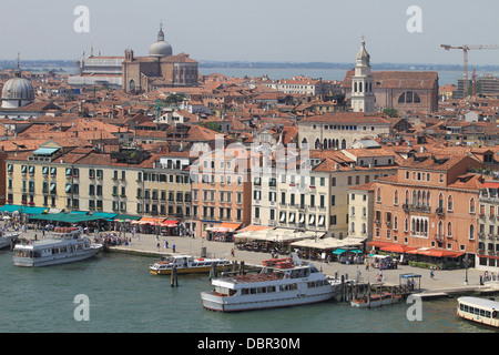 Venedig in Italien, im Bild aus dem oberen Deck eines Kreuzfahrtschiffes Segeln durch den Canale Grande. Stockfoto