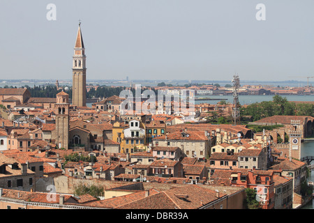 Panoramablick von Venedig in Italien, im Bild aus dem oberen Deck eines Kreuzfahrtschiffes Segeln durch den Canale Grande. Stockfoto