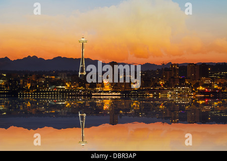 Seattle Washington Downtown City Skyline von Alki Beach bei Sonnenaufgang Stockfoto