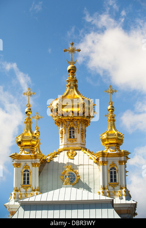 Goldene Kuppel im Sommergarten (Peterhof, Russland) Stockfoto