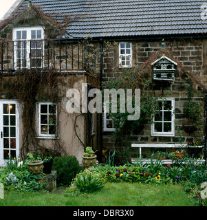 Alten Taubenschlag an Wand des kleinen Stein Landhaus mit Balkon über französische Fenster Stockfoto