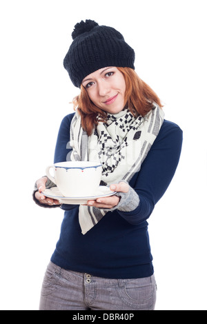 Glückliche Frau in Winterkleidung halten Tasse Tee oder Kaffee, isoliert auf weißem Hintergrund. Stockfoto
