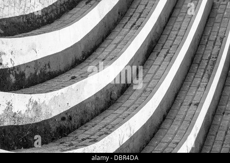 Treppen von einem Amphitheater, schwarz und mit Stockfoto