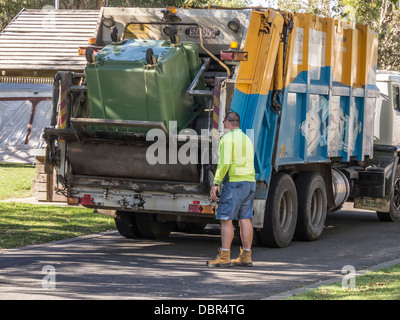 Sammler, die leeren industriellen Behälters auf Sunshine Coast Queensland Australien zu verweigern Stockfoto