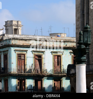 Balkone und Fenster in einem schlechten Zustand der Reparatur in einem verfallenen alten Gebäude, typisch für viele in Havanna, Kuba Stockfoto