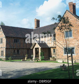 Große, Neubau, Tudor-Stil Landhaus mit Ziegel + Holz Wände Stockfoto