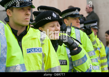 Eine Reihe von Polizisten bei G20-Protest vor der Bank of England, London, UK Stockfoto