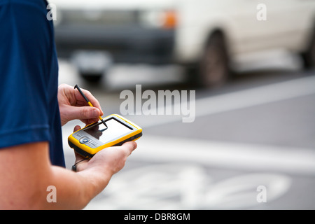 Ein Mann verwendet ein Handheld-GPS-Gerät zu navigieren Stockfoto