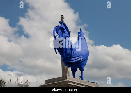 Blauer Hahn auf dem vierten Sockel in Trafalgar Square in London Stockfoto