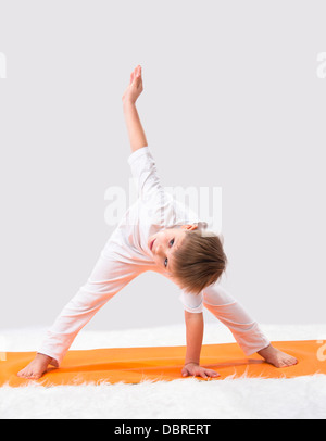 Kinder Yoga. Der kleine Junge übt. Stockfoto