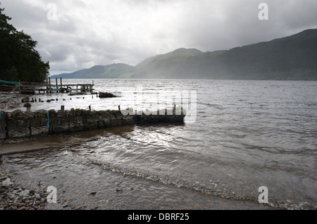 Blick auf Loch Ness und den Piers von unteren Foyers in der Nähe von Inverness Schottland Stockfoto