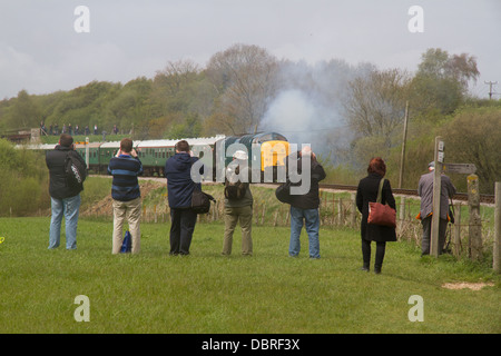 Eisenbahnfreunde fotografieren einen Diesel bespannte Zug während der 2013 Diesel Gala auf der Swanage Steam Railway Dorset Stockfoto