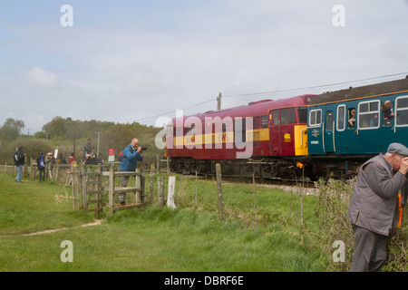 Diesel Lokomotive leitet einen Sonderzug vorbei Eisenbahnfreunde während der 2013 Diesel Gala auf der Swanage Steam Railway Dorset Stockfoto