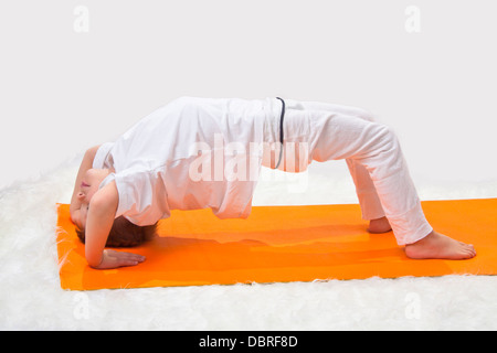 Kinder Yoga. Der kleine Junge übt. Stockfoto