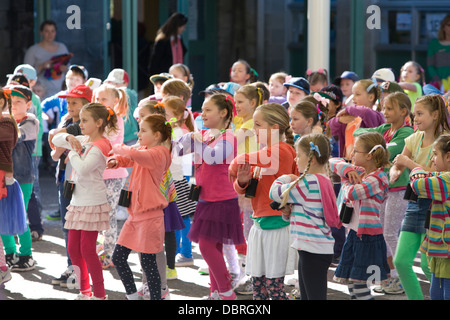 Schülerinnen und Schüler an einer australischen Grundschule führen Kunst und Tanz auf ihrer jährlichen Tag der offenen Tür für Eltern, Sydney, Australien Stockfoto