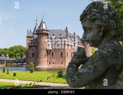 Cherub in den Gärten des mittelalterlichen niederländischen Schloss de Haar in der Provinz Utrecht Stockfoto