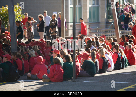 Schülerinnen und Schüler an einer australischen Grundschule führen Kunst und Tanz auf ihrer jährlichen Tag der offenen Tür für Eltern, Sydney, Australien Stockfoto