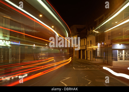 High Street Hampton Wick in der Nacht, Blick in Richtung Schwan Public House mit der 281 Bus vorbei während eine zeitgesteuerte Aufnahme. Stockfoto