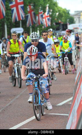 Die Mall, London, UK. 3. August 2013. Radfahrer aller Altersgruppen teilnehmen an der freien Zyklus Veranstaltung, Bestandteil der aufsichtsrechtlichen RideLondon Radsport-Event. Bildnachweis: Matthew Chattle/Alamy Live-Nachrichten Stockfoto