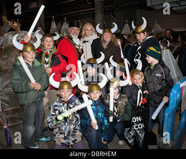 Walton-Festival des Lichts - begleitet von einheimischen Kindern in beleuchteten Viking Hüte, die Bürgermeister und Berühmtheit Camilla Dallerup Stockfoto