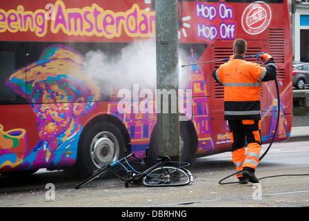 Männer, die Reinigung der Amsterdamer Straße am Königinnentag Stockfoto