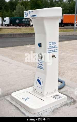 Eine französische "Flot' Wohnmobil & Wohnwagen Trinkwasser, chemische Toilette & Elektro-Service richten Sie auf einem Aire auf eine Autorute in Frankreich Stockfoto