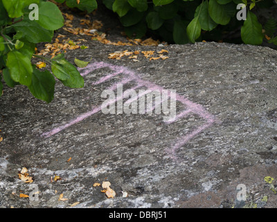 Petroglyph, Stein gravieren oder schnitzen, bronze wahrscheinlich Alter, ein Boot, sichtbar gemacht durch rote Markierung, Stavanger Norwegen Stockfoto