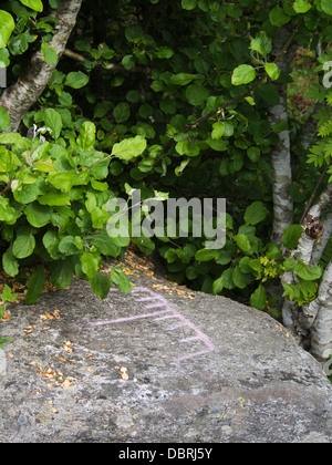 Petroglyph, Stein gravieren oder schnitzen, bronze wahrscheinlich Alter, ein Boot, sichtbar gemacht durch rote Markierung, Stavanger Norwegen Stockfoto