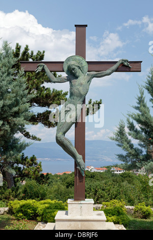 Kreuz auf dem Hügel über, Vrbnik, Insel Krk, Kvarner Bucht, Kroatien Stockfoto