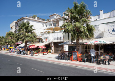 Cafés und Restaurants mit Sitzmöglichkeiten im Freien in Narja Spanien an der Costa Del Sol Stockfoto