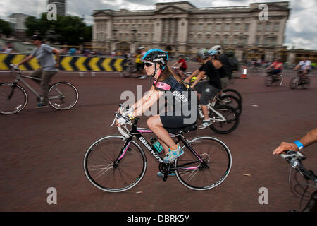 London, UK. 3. August 2013. Radfahrer aller Altersgruppen genießen das sommerliche Wetter, wie Buckingham Palace statt über das Wochenende des Samstag, 3. August 2013 im Rahmen der aufsichtsrechtlichen RideLondon Durchgang. Buckingham Palace, London UK. Bildnachweis: Guy Bell/Alamy Live-Nachrichten Stockfoto