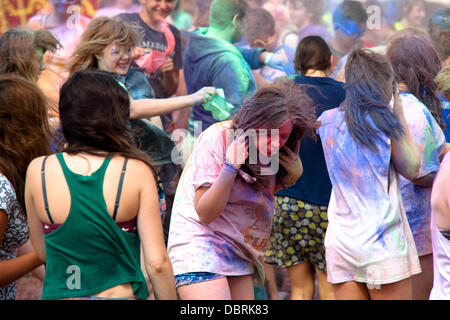 Matlock, Derbyshire, UK. 3. August 2013. Festivalbesucher beteiligen sich kampflos Farbe Y nicht Festival in Matlock, Derbyshire, 3. August 2013. Bildnachweis: Alex Williams/Alamy Live-Nachrichten Stockfoto