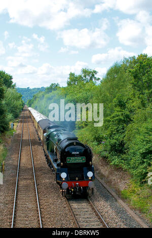 Reigate, UK. 3. August 2013. Der British Pullman VS Orient Express Steam Locomotive BR (S) Handelsmarine Clan Line Klasse 4-6-2 Nr. 35028 "Mittagessen Ausflug" Geschwindigkeiten entlang der North Downs in Reigate, Surrey, 1455hrs Samstag, 3. August 2013 auf dem Weg nach London Victoria. © Foto: Lindsay Constable/Alamy Live News Bildnachweis: Lindsay Constable/Alamy Live-Nachrichten Stockfoto