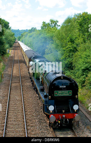 Reigate, UK. 3. August 2013. Der British Pullman VS Orient Express Steam Locomotive BR (S) Handelsmarine Clan Line Klasse 4-6-2 Nr. 35028 "Mittagessen Ausflug" Geschwindigkeiten entlang der North Downs in Reigate, Surrey, 1455hrs Samstag, 3. August 2013 auf dem Weg nach London Victoria. © Foto: Lindsay Constable/Alamy Live News Bildnachweis: Lindsay Constable/Alamy Live-Nachrichten Stockfoto