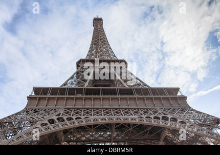 Blick von unten auf den Eiffelturm, die Champs de Mars Bezirk auf der Seine in Paris, Frankreich. Westeuropa Stockfoto