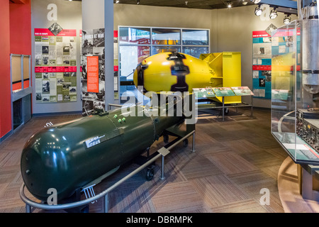 Modelle von Atombomben "Little Boy" (Vordergrund) und "Fat Man" (gelb), Bradbury Science Museum, Los Alamos, New Mexico, USA Stockfoto