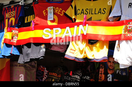 Fußball Fans spanischer Flagge im Souvenir-Shop in La Rambla, großen Gewerbegebiet in Barcelona Stockfoto