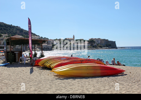 Der mediterrane Ferienort Algajola liegt zwischen Calvi und l ' Ile Rousse auf der Nord-Ostküste von Korsika, Frankreich. Stockfoto