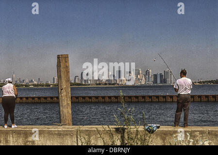 12. September 2001 - New York, New York, USA - zwei Menschen Angeln scheinen die Aussicht über den Hudson River zu ignorieren, da Rauch noch in den Himmel über lower Manhattan von Ground Zero, den ehemaligen Standort des World Trade Center, am Tag wabert Nachdem Terroristen zwei entführten Flugzeuge stürzen die Zwillingstürme des 110 Stockwerke abgestürzt. (Kredit-Bild: © Arnold Drapkin/ZUMAPRESS.com) Stockfoto