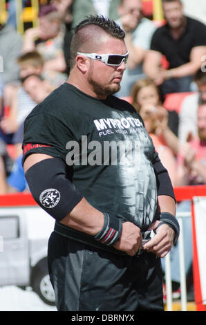 Gateshead, UK. 3. August 2013. Riesen Leben British Open-World Championship "World es Strongest Man" Qualifying Tour in Gateshead International Stadium. Konkurrenten zählten Laurence Shahlaei, Terry Hollands, Simon Johnson. Mark Felix, Lloyd Renals, Eddie Hall, James Fennelly, Graham Hicks, Jerry Pritchett, Robert Oberst, Luke "Highland Eiche" Stoltman und Ovynd zu zügeln. Bildnachweis: Thomas Jackson/Alamy Live-Nachrichten Stockfoto